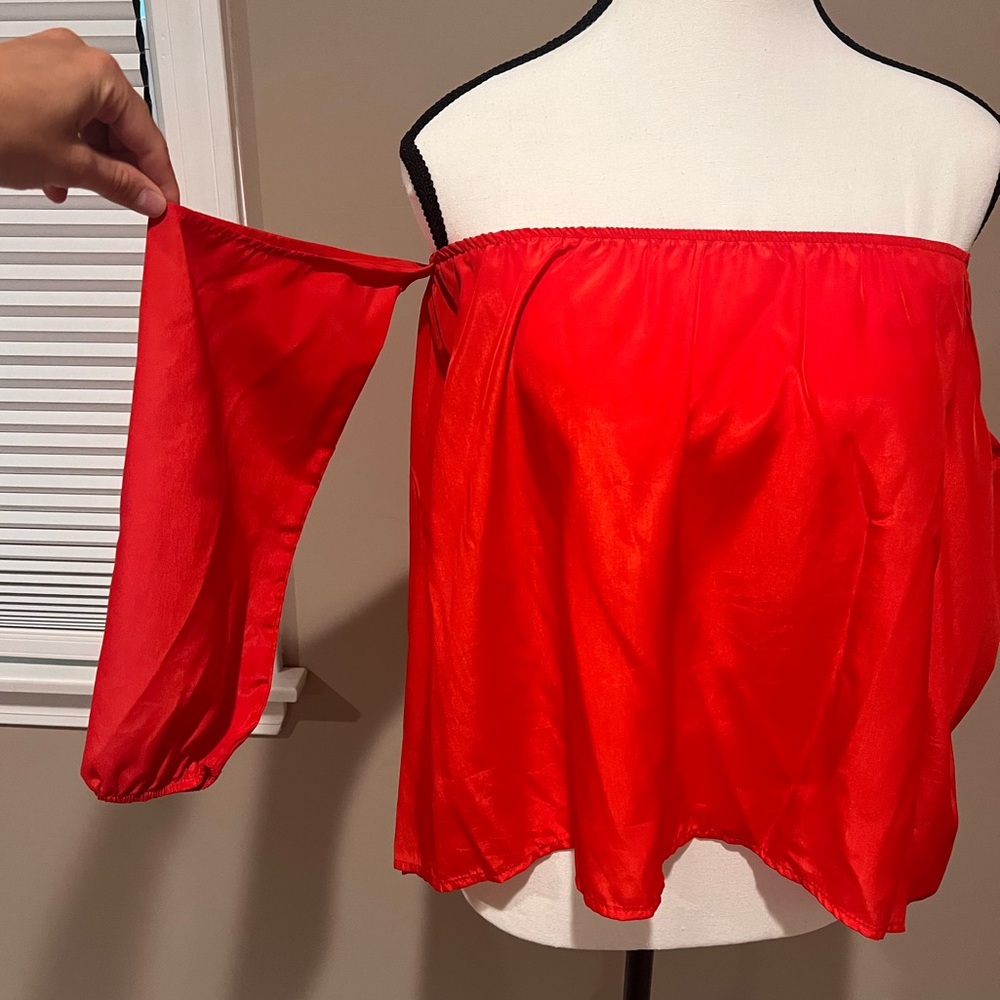 Tube blouse with off the shoulder sleeves in red